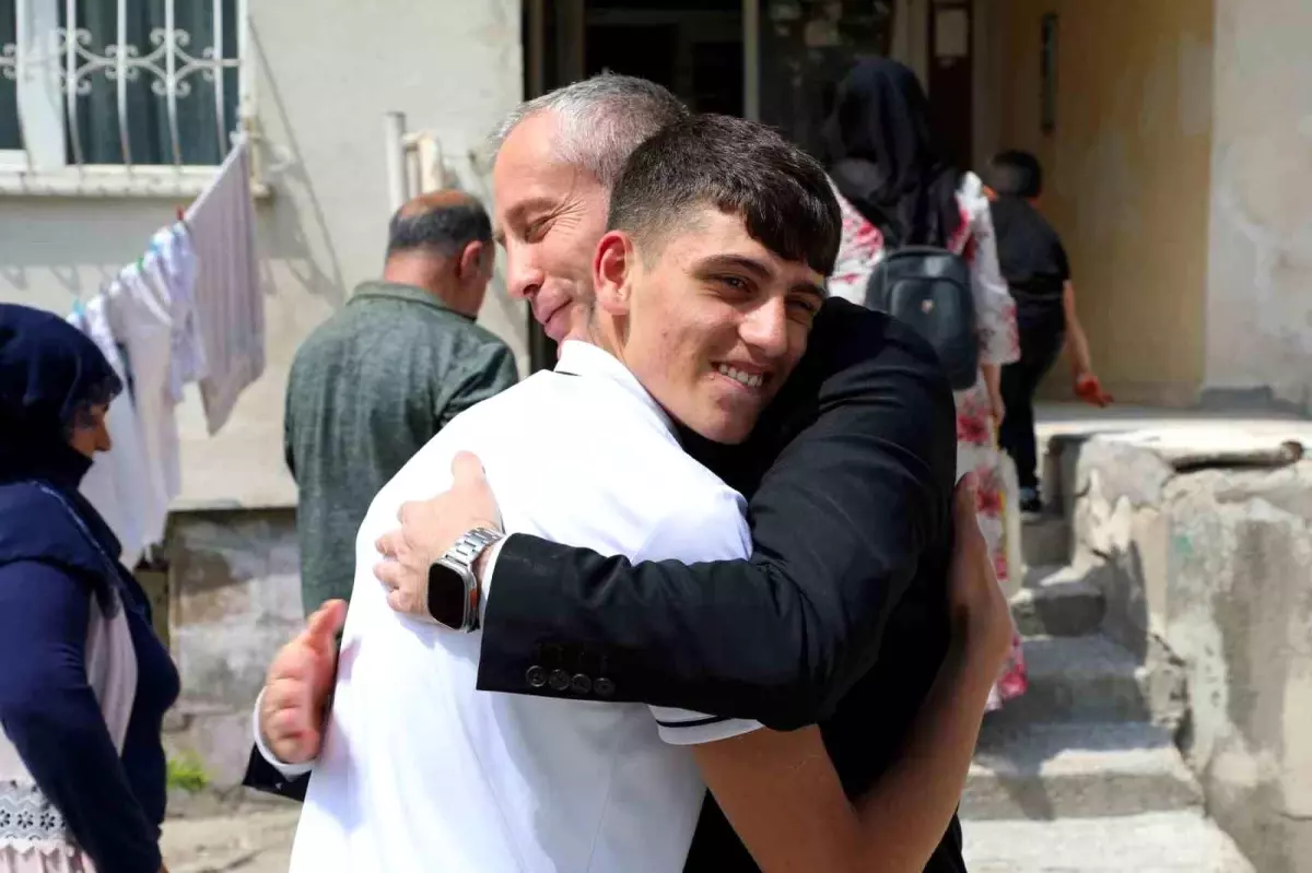 Ağrı İl Milli Eğitim Müdürü Hasan Kökrek'ten Özel Eğitim Öğrencisine Destek Ziyareti