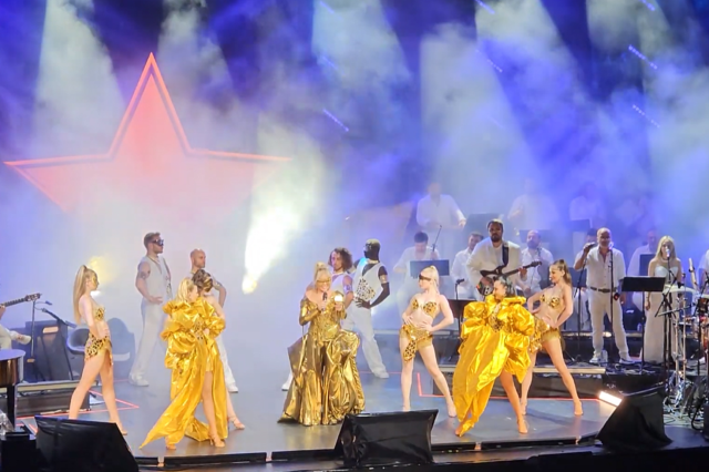 Ajda Pekkan at 79 Years Old Dazzled on Stage! The costume she chose made a statement for the night