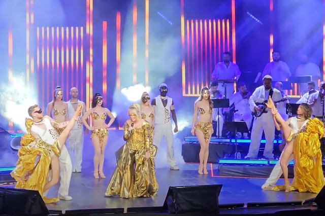 Ajda Pekkan at 79 Years Old Dazzled on Stage! The costume she chose made a statement for the night