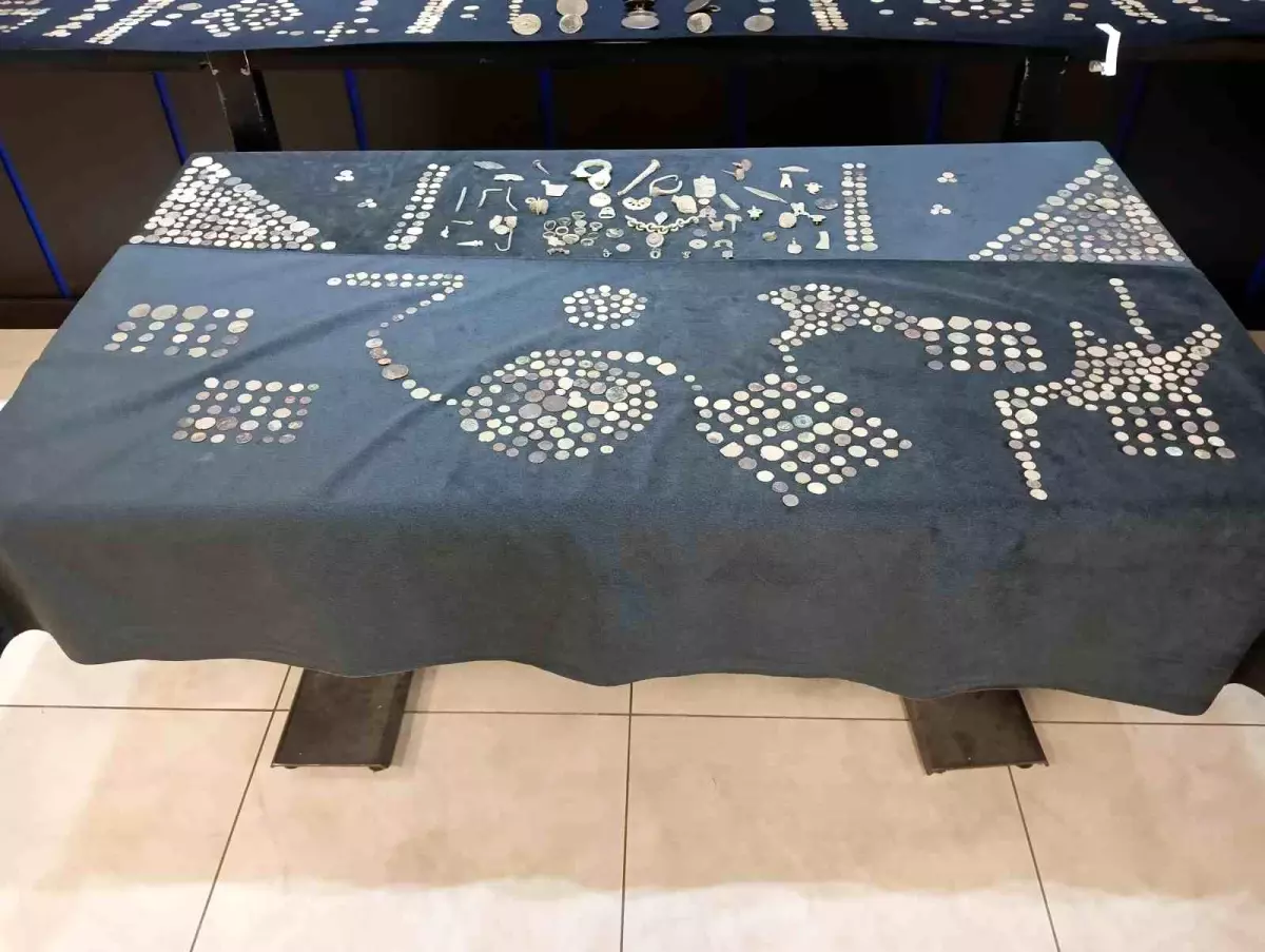 Ankara'da Tarihi Eser Kaçakçılığı Operasyonu: 3 Gözaltı ve 1750 Eser Ele Geçirildi