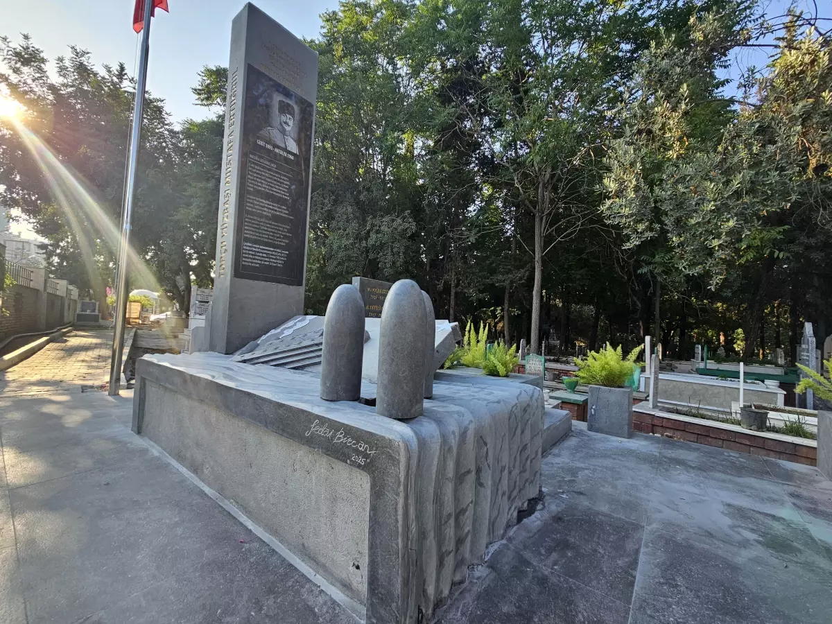 Antalya'nın kahramanı Yüzbaşı Aker'e anıt mezar