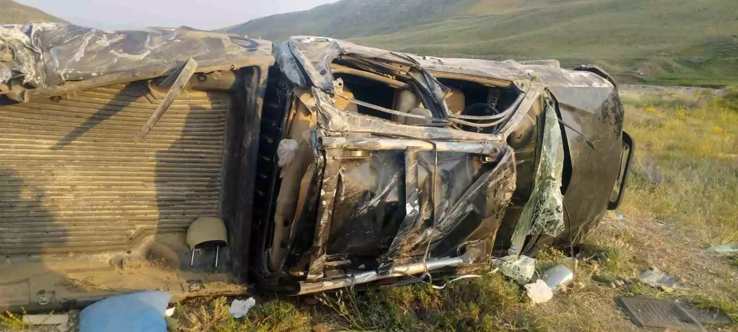 Başkale'de MEB Personelini Taşıyan Kamyonet Takla Attı: 4 Yaralı