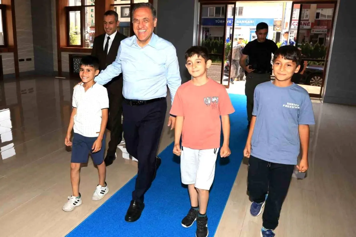 Bingöl Valisi Çocuklarla Cuma Namazı Kıldı, Onlara Hediye Verdi