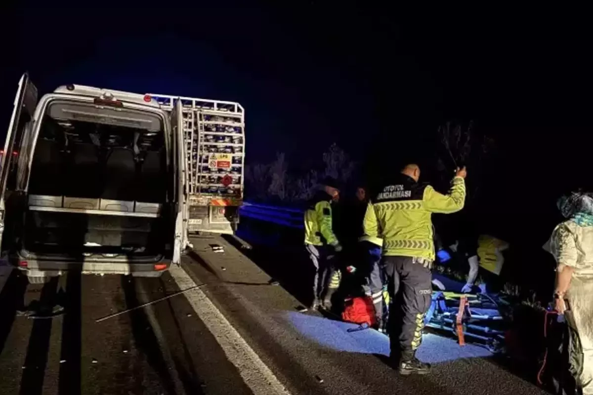 Bolu'da yolcu minibüsü ile tüp yüklü kamyon çarpıştı