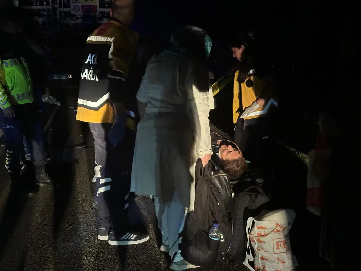 Bolu'da Minibüs Tüp Yüklü Kamyona Çarptı: 16 Yaralı