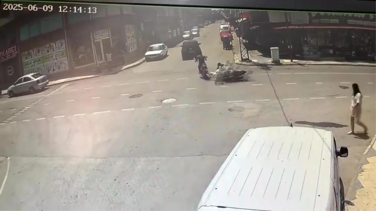 Hatay'da Motosiklet Kazası: Sürücü Metrelerce Sürüklendi