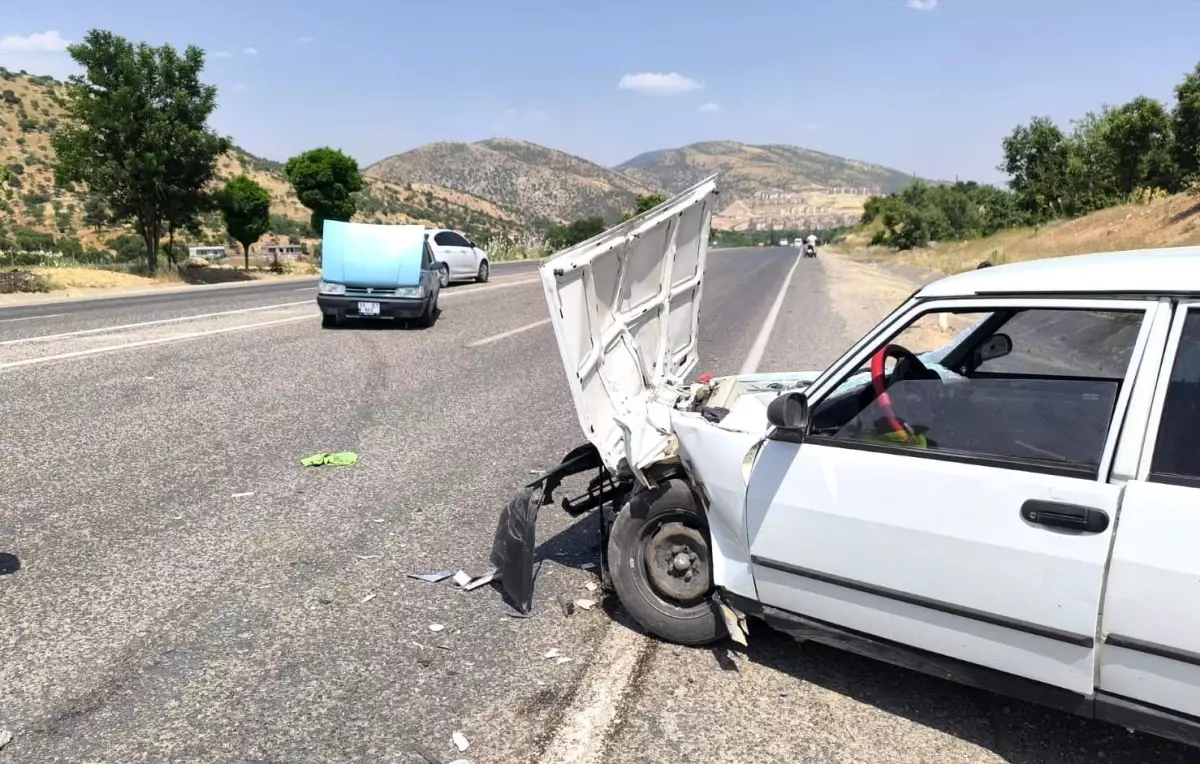Adıyaman'da Otomobil Çarpışması: 2 Yaralı