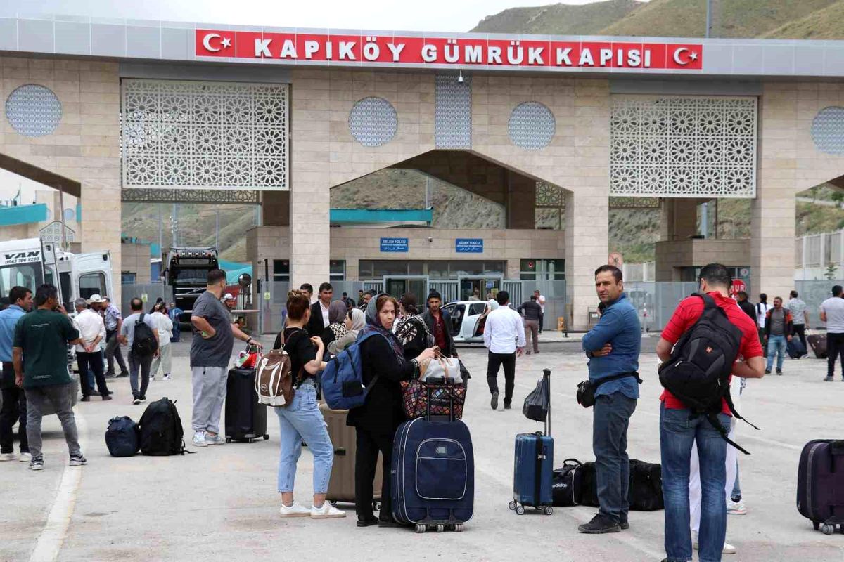İranlı Turistler İsrail Saldırılarına Tepki Gösterdi