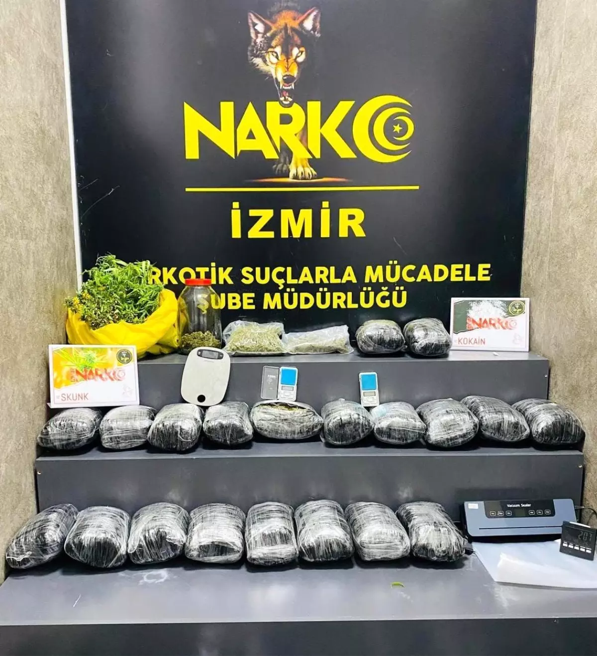 İzmir'de Uyuşturucu Operasyonu: 22 Kilo Esrar ve Kenevir Ele Geçirildi