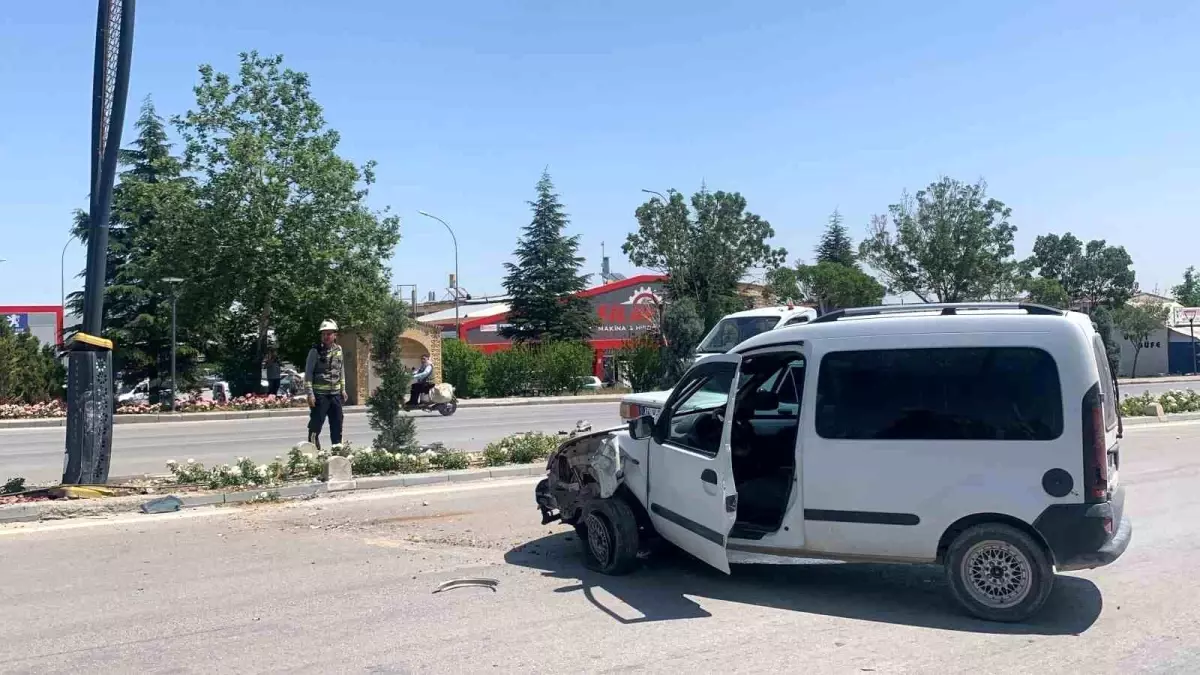 Karaman'da Trafik Kazası: Hafif Ticari Araç Aydınlatma Direğine Çarptı