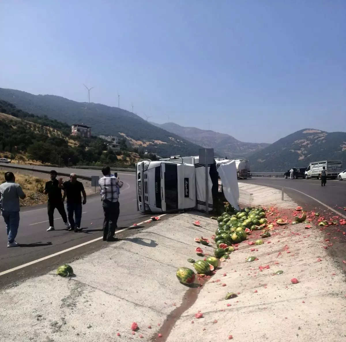 Osmaniye'de Karpuz Yüklü Kamyon Devrildi, Sürücü Yaralandı