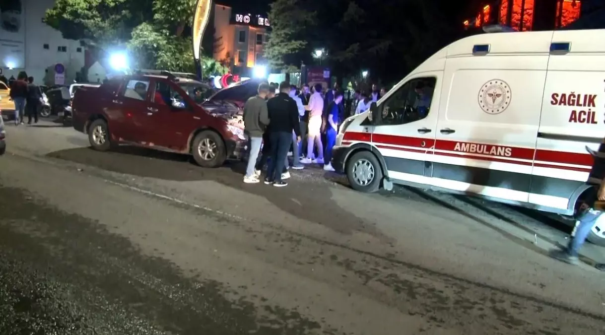 Kars'ta Zincirleme Trafik Kazasında 4 Yaralı