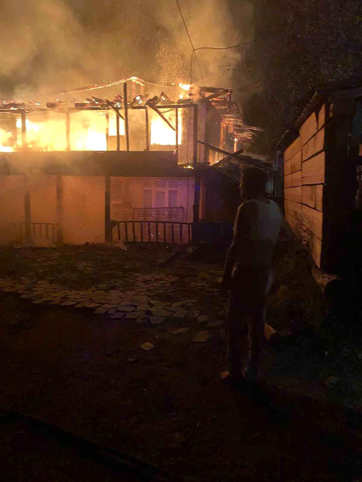 Kastamonu'da Ahşap Ev Yangında Kullanılamaz Hale Geldi