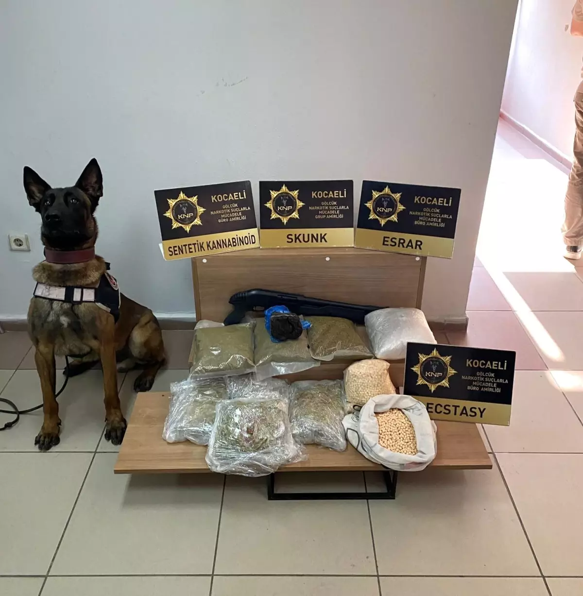 Karamürsel'de Uyuşturucu Operasyonu: 9 Bin 900 Ecstasy Hap Ele Geçirildi
