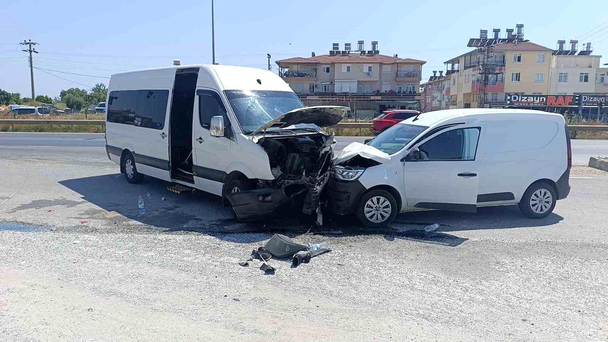 Manavgat'ta Kafa Kafaya Çarpışma: 6 Yaralı