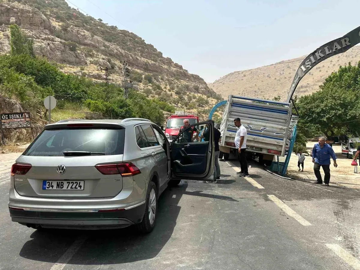 Mardin'de SUV ile Kamyonetin Çarpıştığı Kazada 6 Kişi Yaralandı
