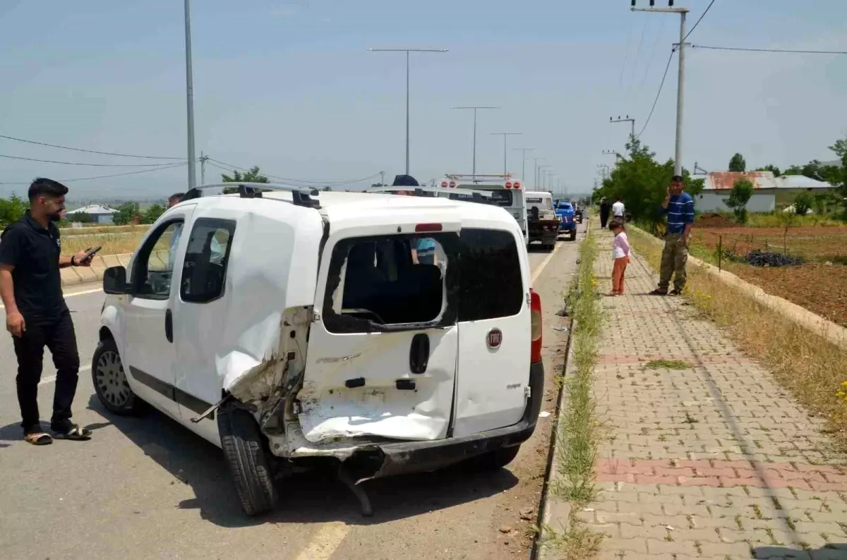 Muş-Kulp Kara Yolunda Trafik Kazası: 6 Yaralı