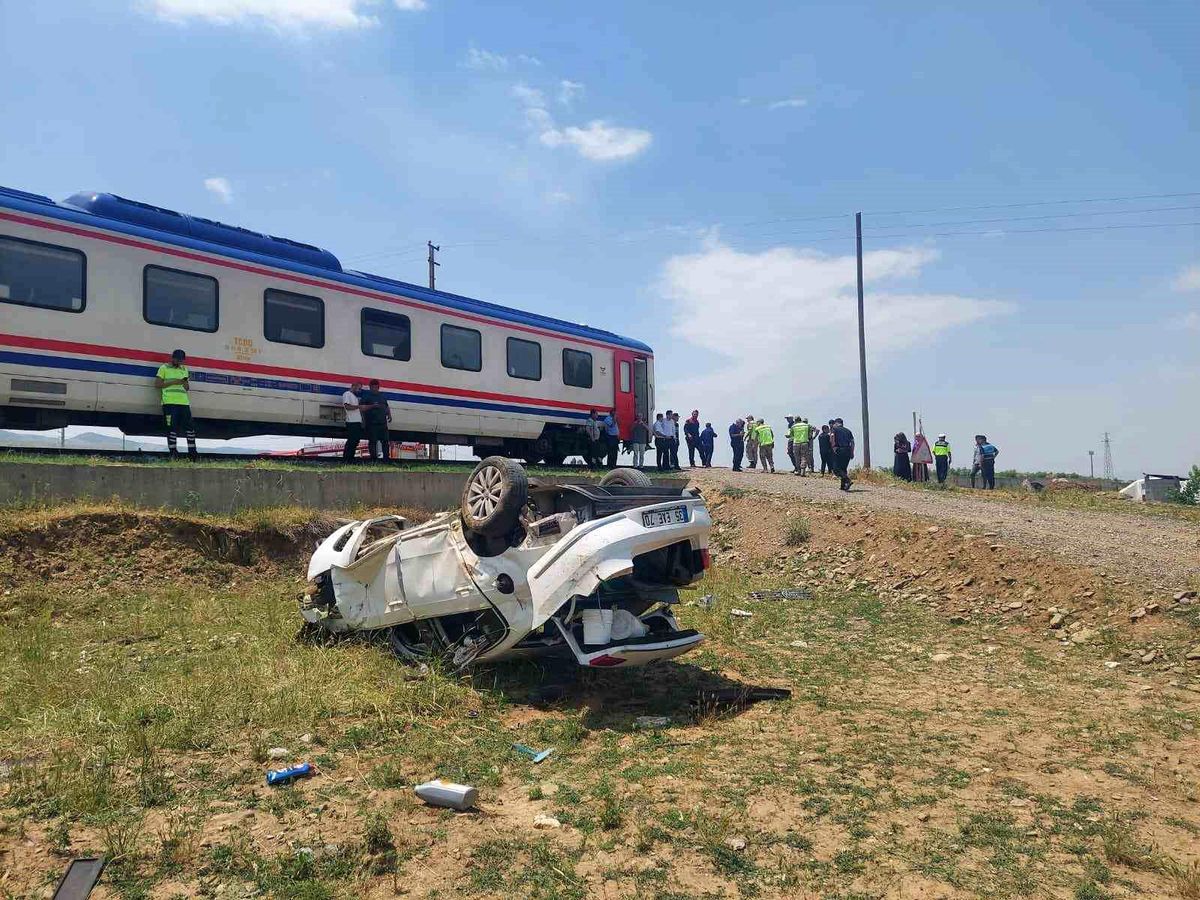 Muş'ta Posta Treni ile Otomobil Çarpıştı: Sürücü Yaralandı