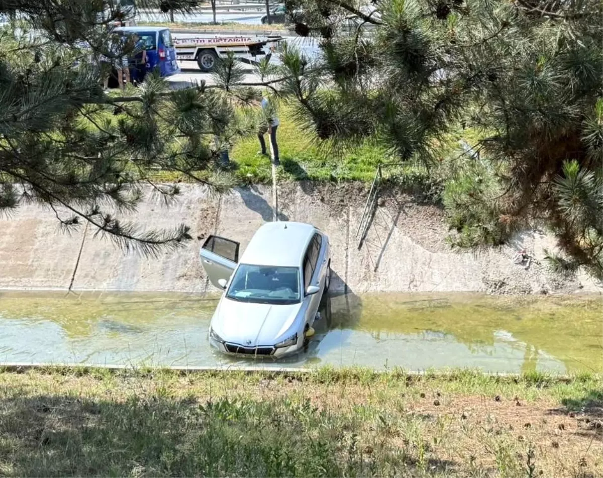 Eskişehir'de Kontrolden Çıkan Araç Sulama Kanalına Uçtu