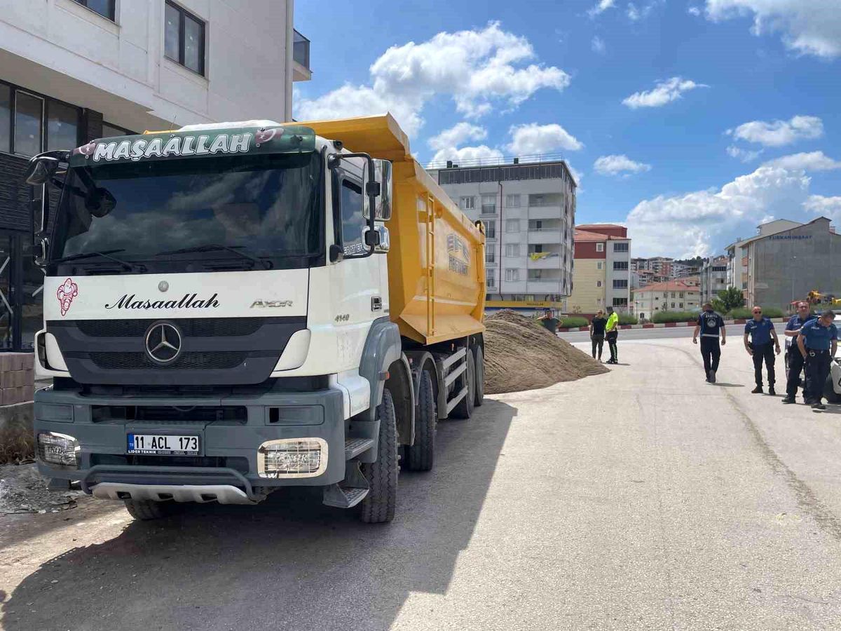 Bilecik'te Trafik Polisi Hafriyat Kamyonunu Durdurdu, Sürücü Yükünü Boşalttı