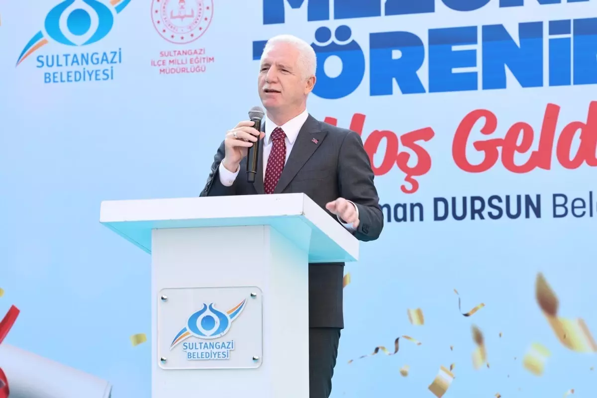 Sultangazi'de Liselilerin Mezuniyet Coşkusu