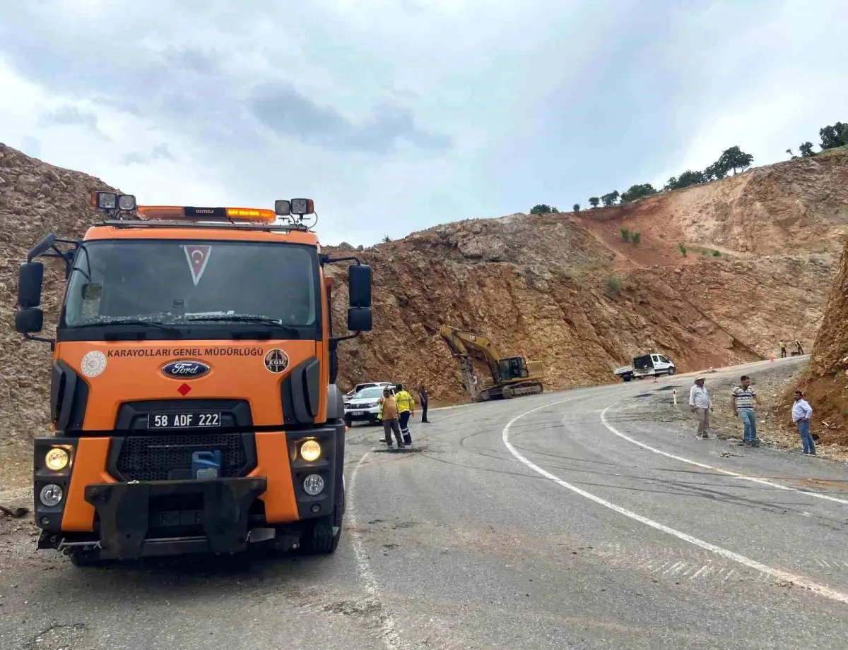 Erzincan'da Tır Virajda Kayalığa Çarptı, İş Makinası Yola Düştü