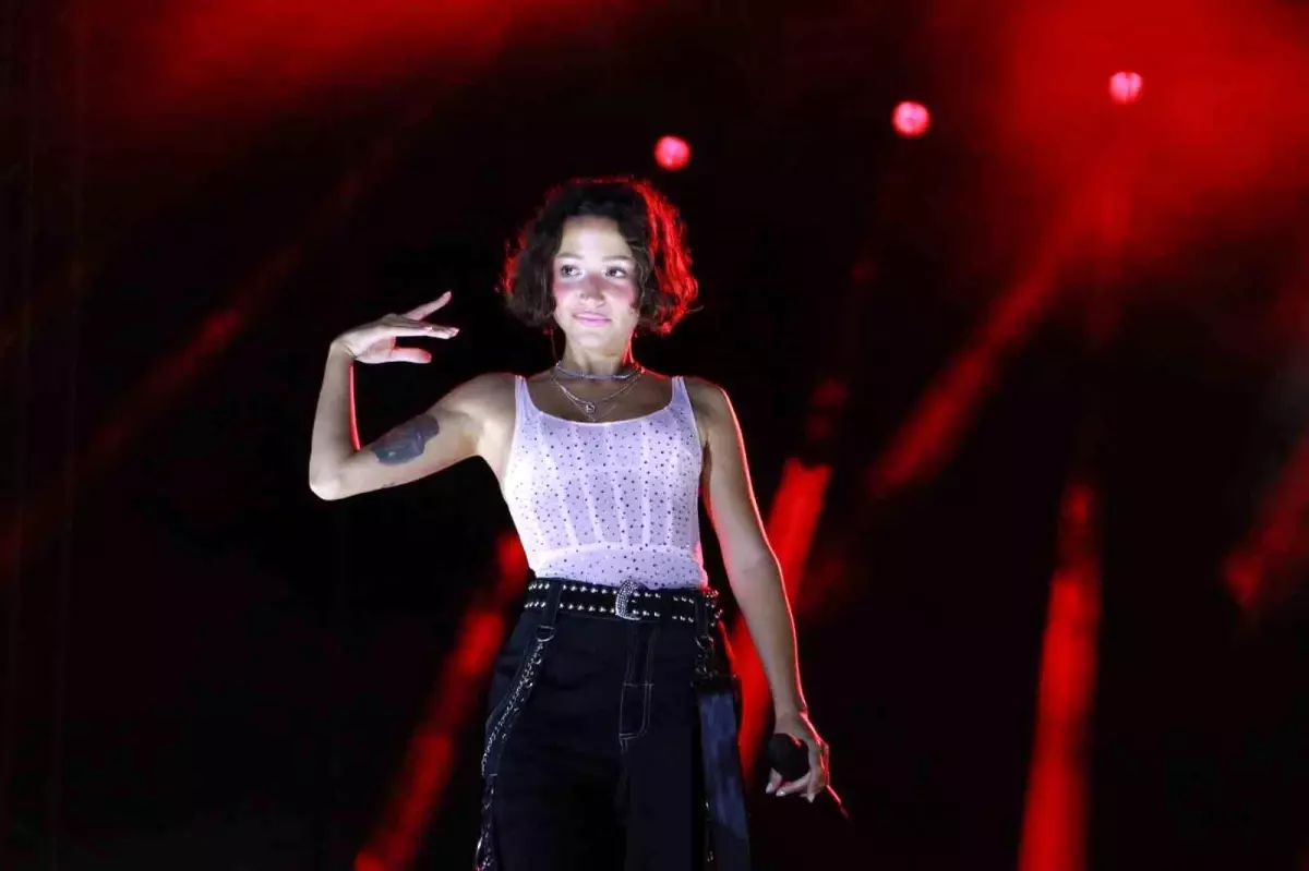 Uluslararası Kiraz Festivali'nde Yüksek Sadakat ve Zeynep Bastık Coşturdu