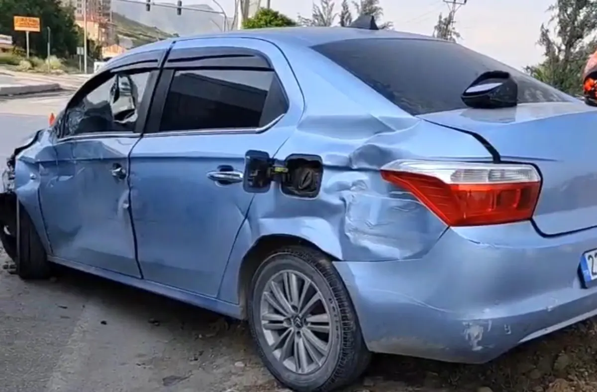 Hakkari'de Otomobil ve Kamyon Çarpıştı: 5 Yaralı