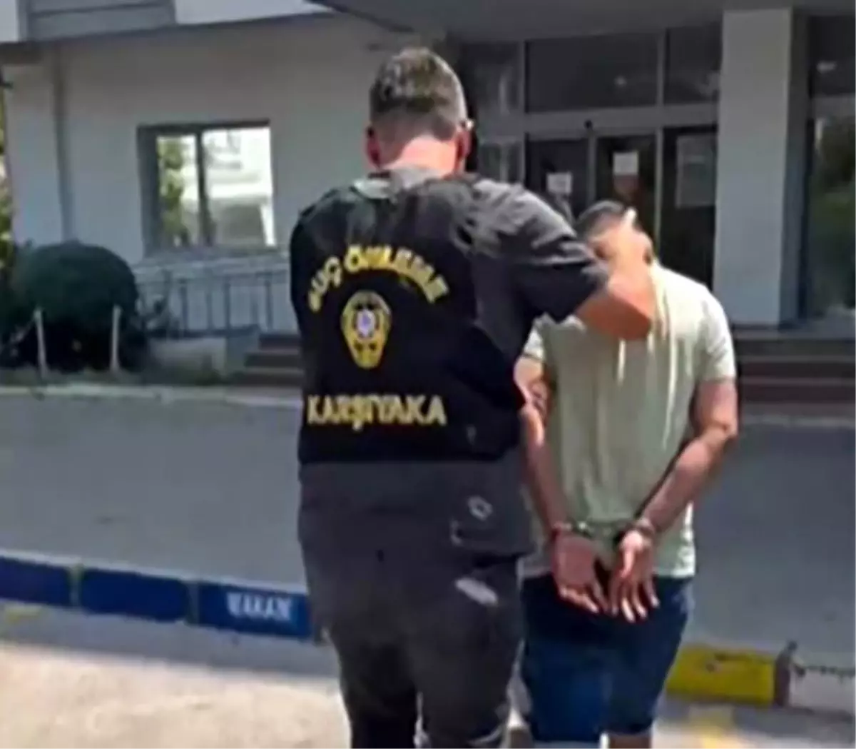 İzmir'de Uyuşturucu Ticareti Baskını: 3 Şüpheli Gözaltına Alındı