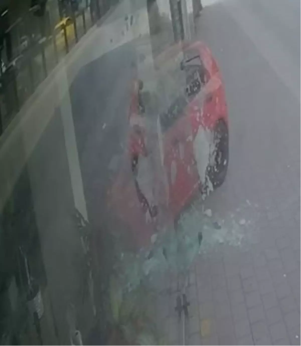 Adana'da Otomobil Ayakkabı Mağazasına Daldı