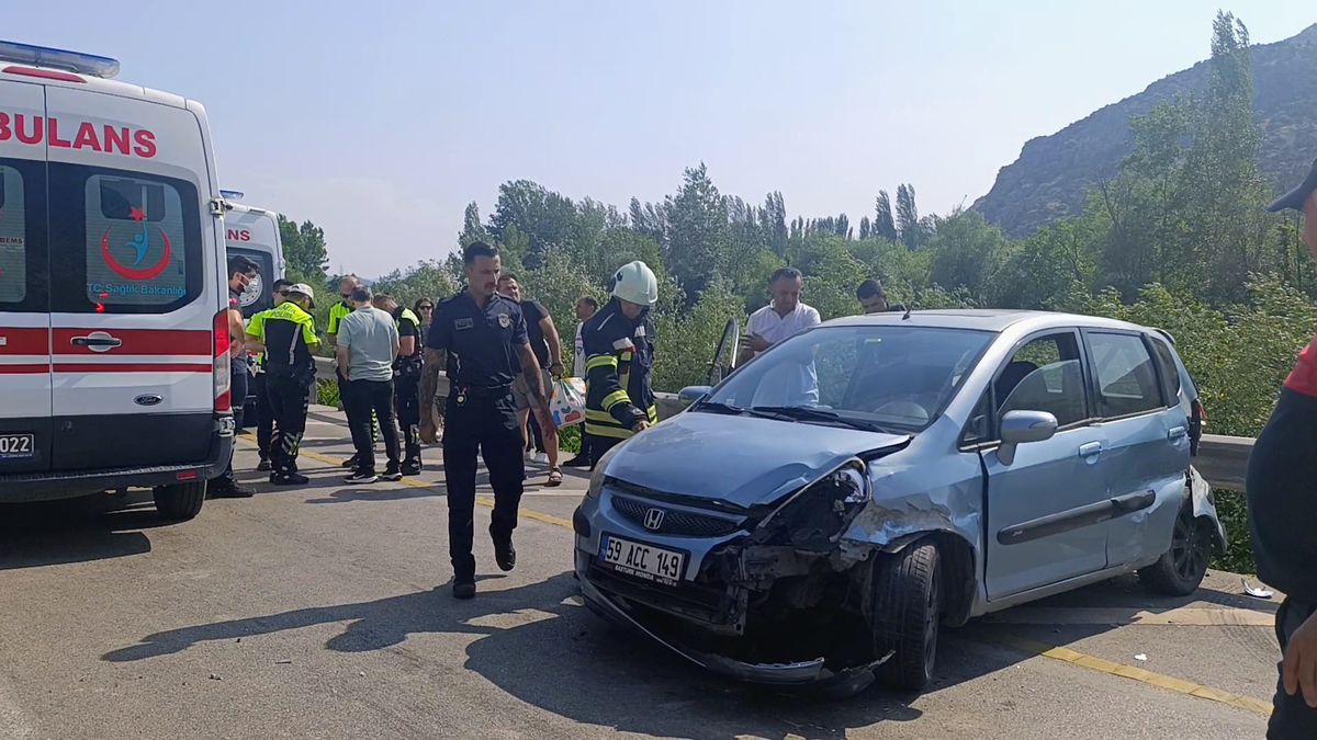 Amasya'da otomobil bariyerlere çarptı: 4 yaralı