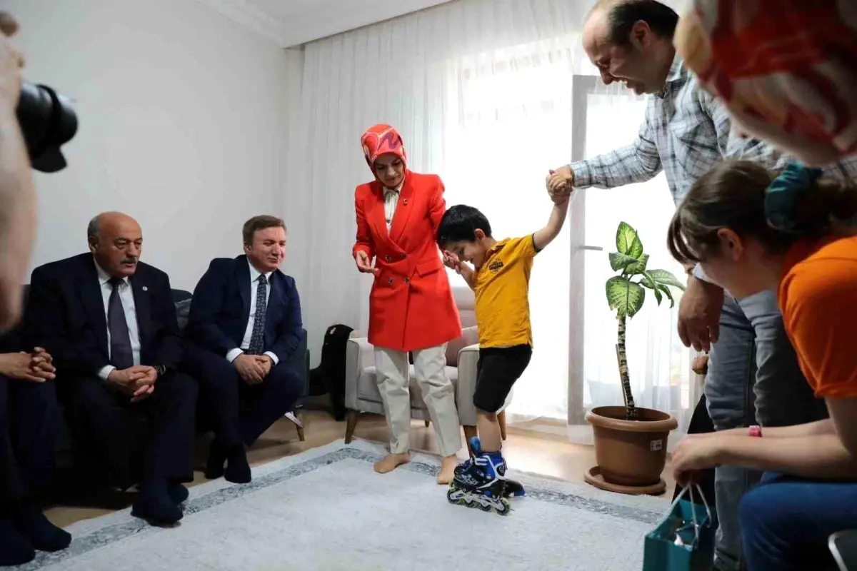 Bakan Göktaş, Depremzede Muhammet'i Ziyaret Etti