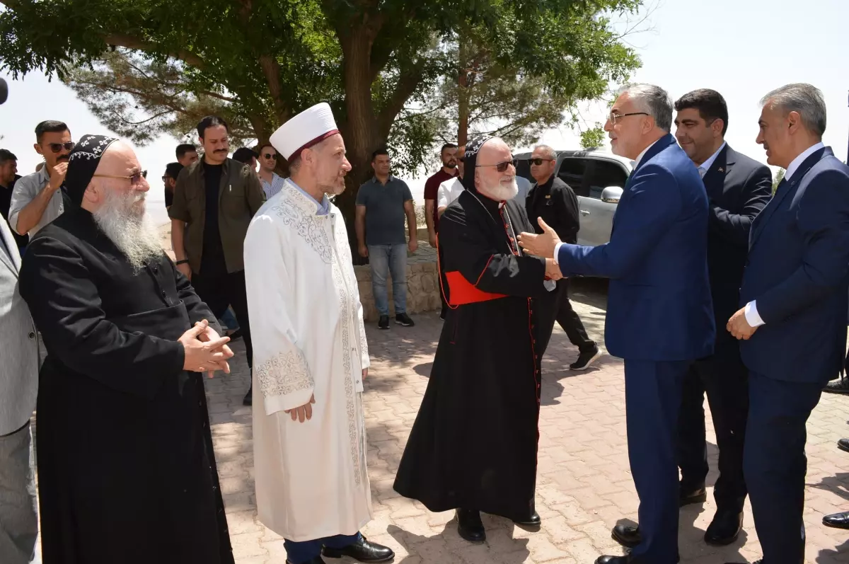 Bakan Vedat Işıkhan Mardin'de Deyrulzafaran Manastırı'nı Ziyaret Etti