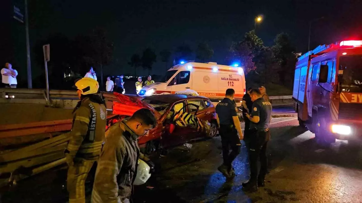Bayrampaşa'da Kaza: Otomobil Bariyerlere Saplandı, Sürücü Kurtarıldı