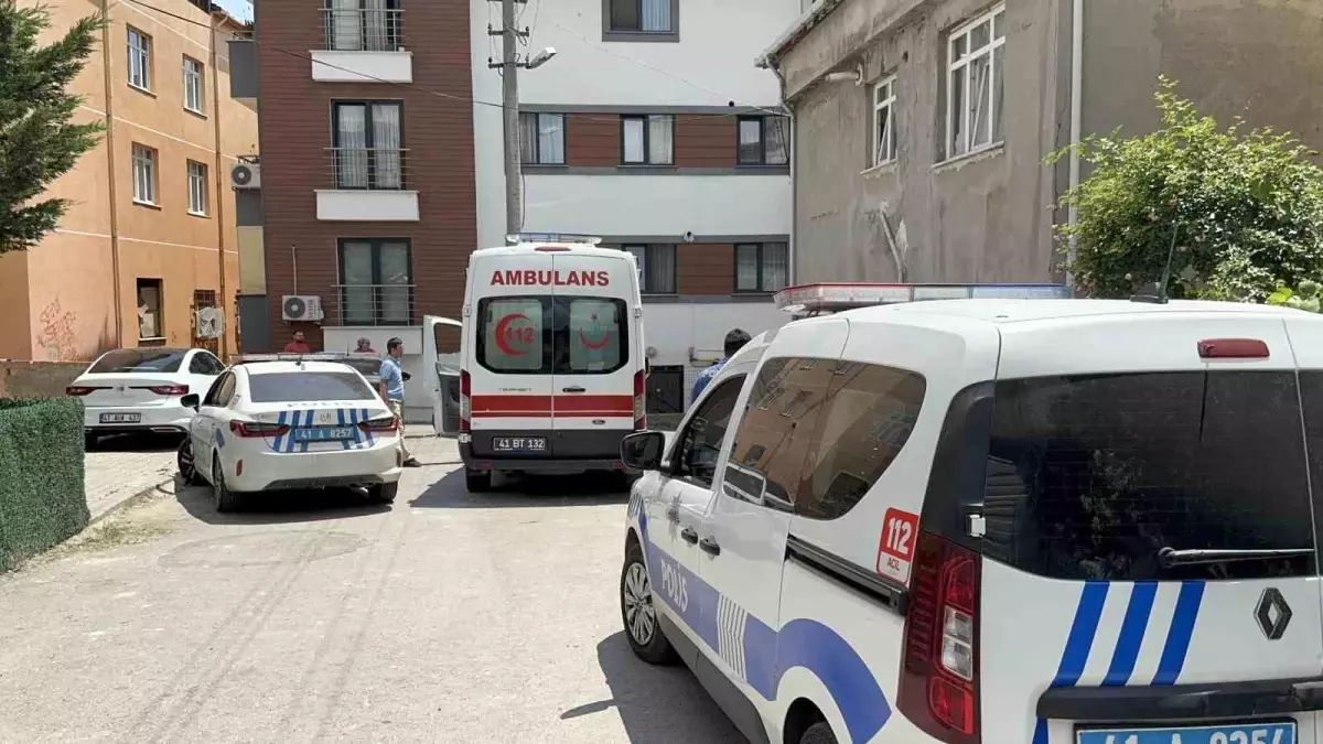 Kocaeli'de Kardeşler Arasında Bıçaklı Kavga: 2 Yaralı, 1 Poliste Yaralandı