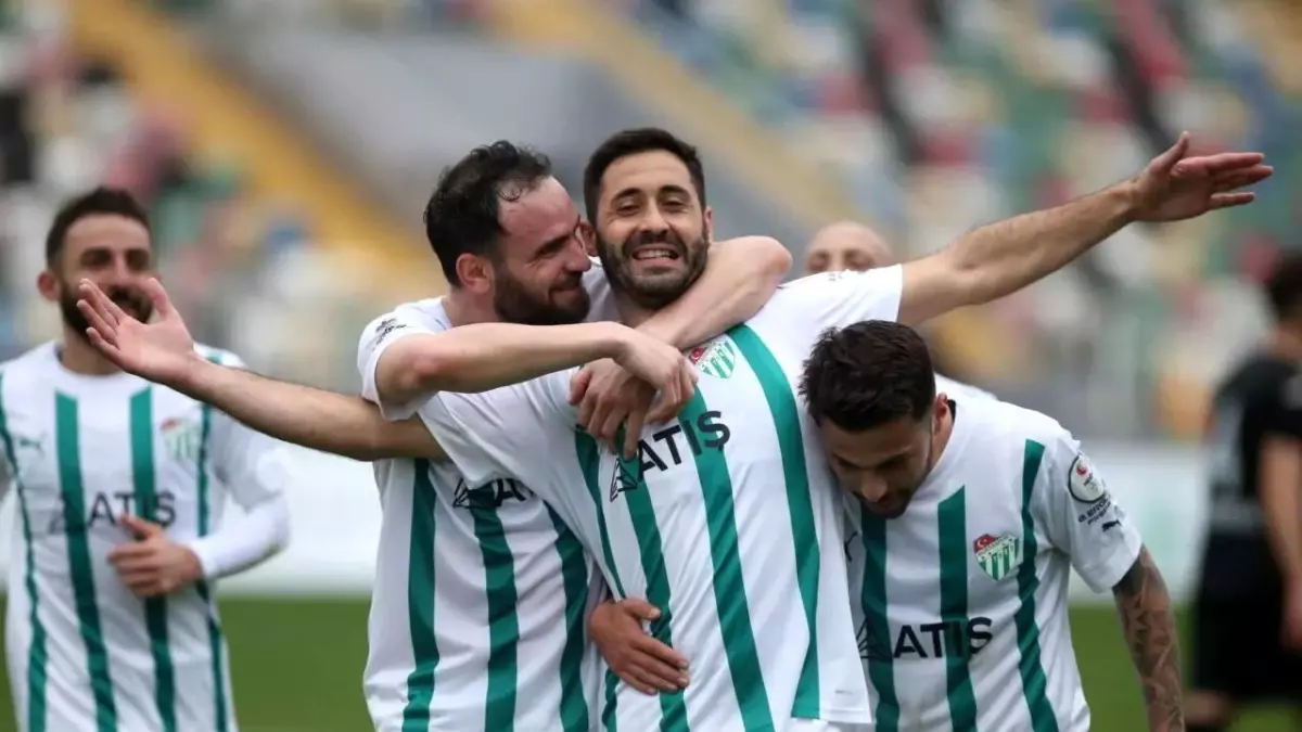 Bursaspor, Şampiyon Kadrodan Tahir Babaoğlu ile Ayrıldı