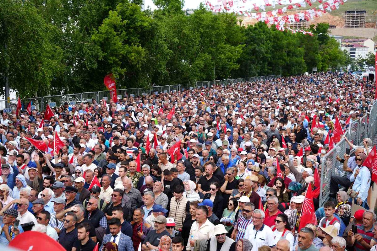 CHP Lideri Özgür Özel, Bayburt’ta Miting Düzenledi
