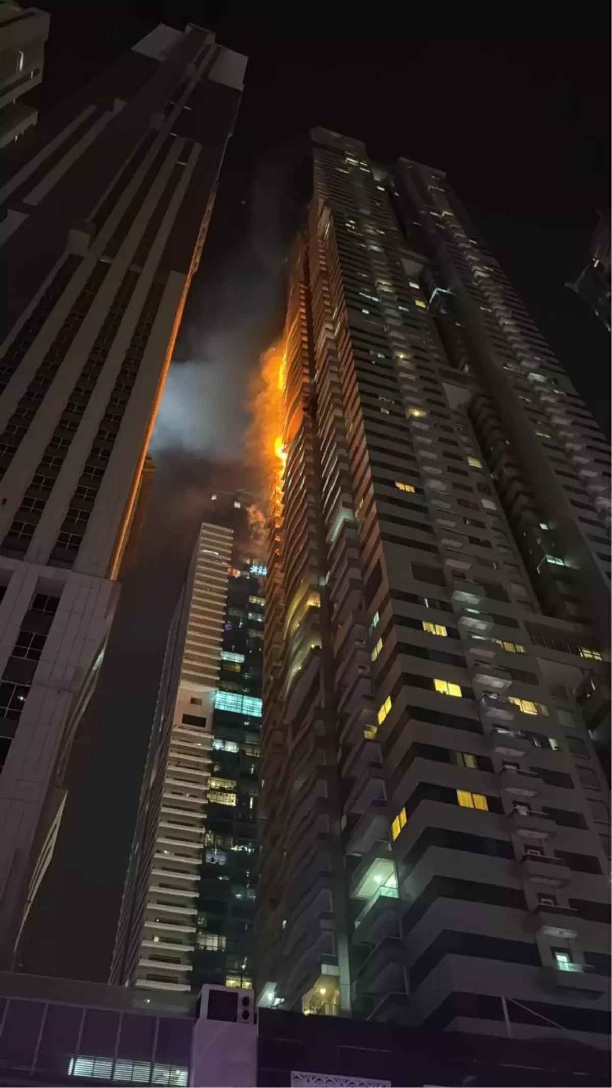 Dubai'de 67 Katlı Gökdelende Yangın Çıktı