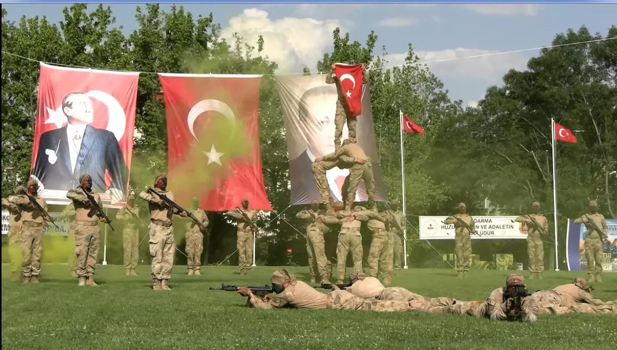 Edirne'de jandarma komandolardan nefes kesen gösteri: 'Güçlüyüz, Cesuruz, Hazırız'