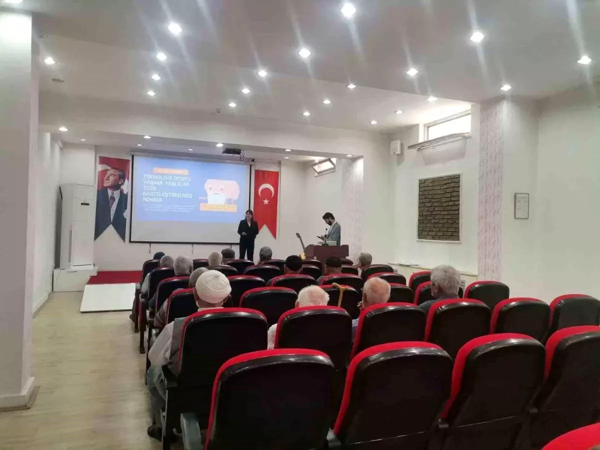 Fırat Üniversitesi Öğrencilerinden Yaşlılara Teknoloji Eğitimi ve Müzik Dinletisi