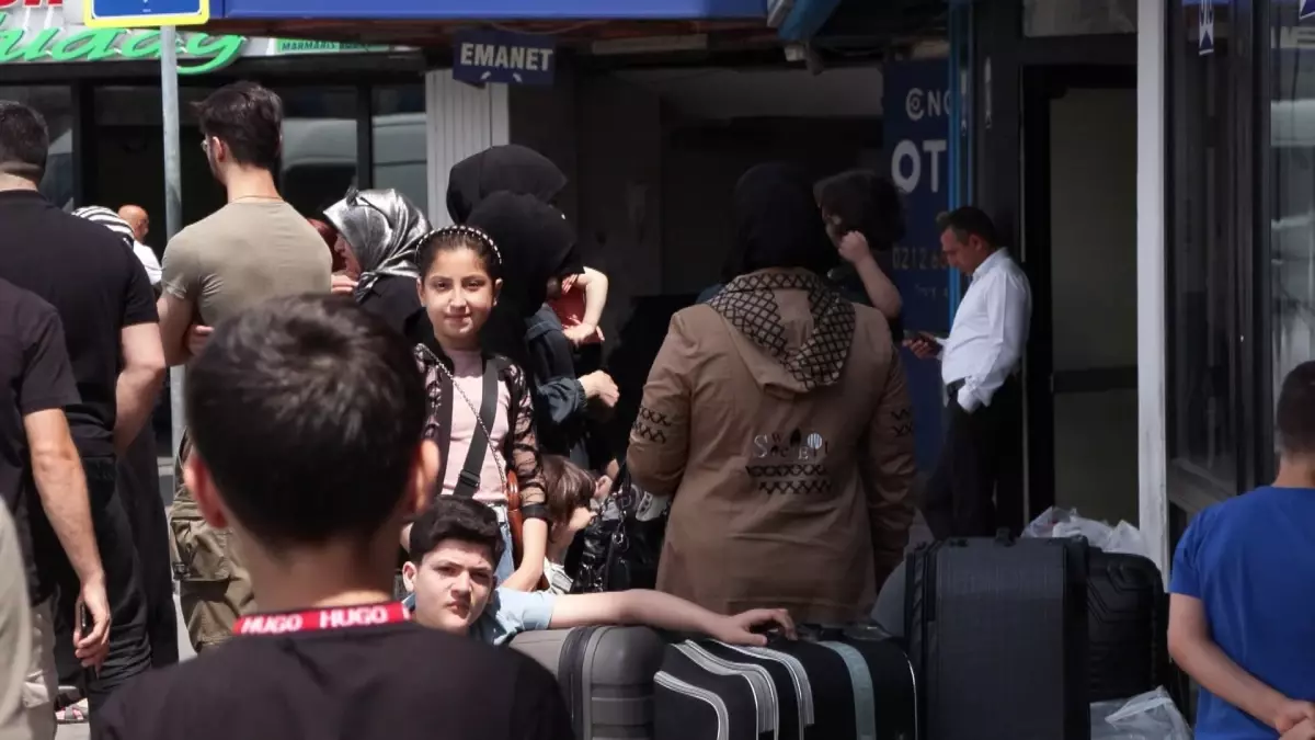 İsrail-Iran Savaşında Hava Sahası Kapatıldı, İranlılar Otobüsle Ülkelerine Dönüyor