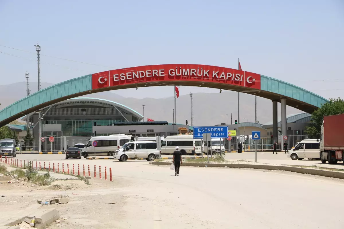 İsrail'in Saldırısı Sonrası Esendere Gümrük Kapısı'nda Uzun TIR Kuyruğu