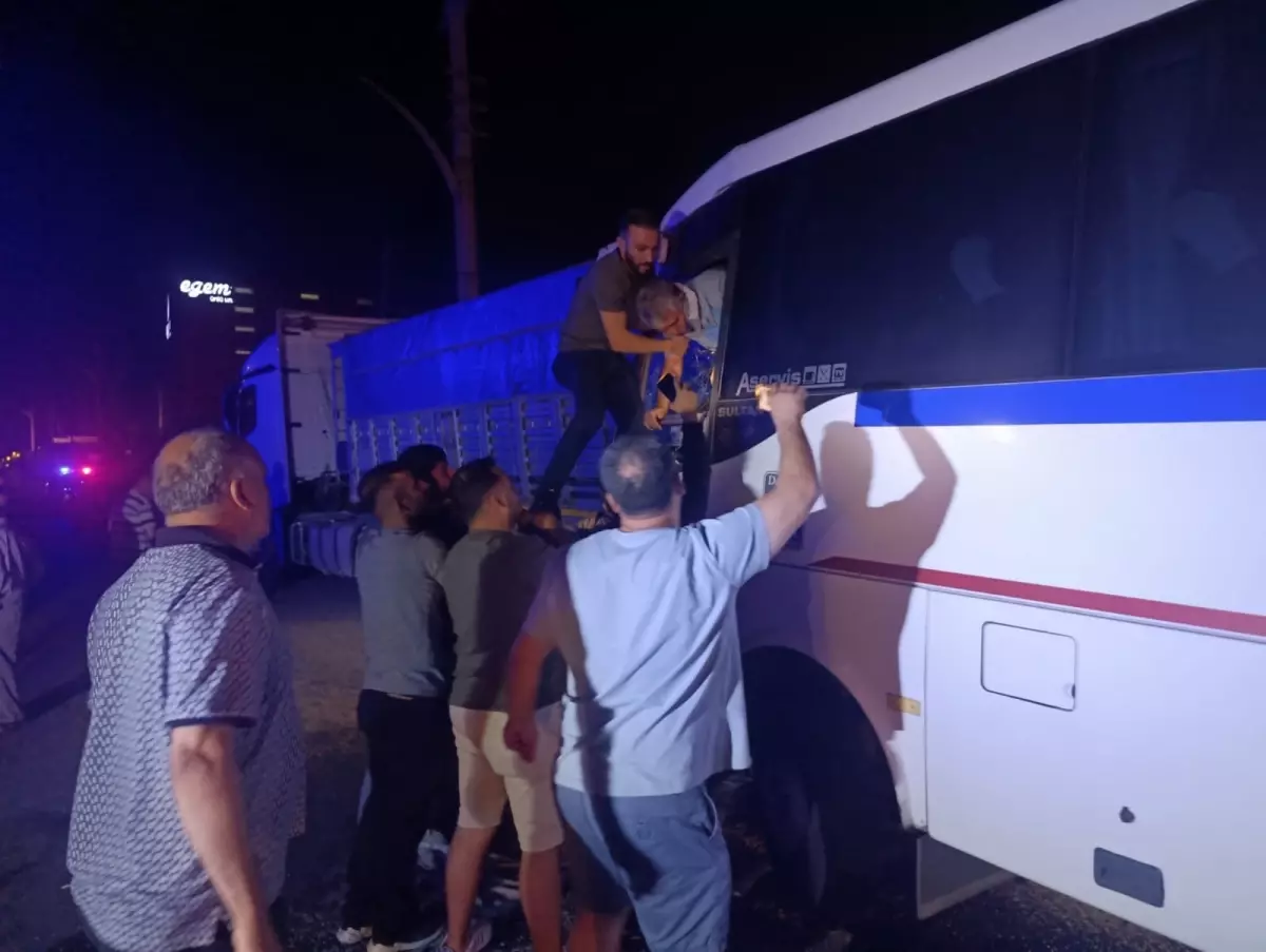 Turgutlu'da İşçi Servisi Kaza Yaptı: 20 Yaralı