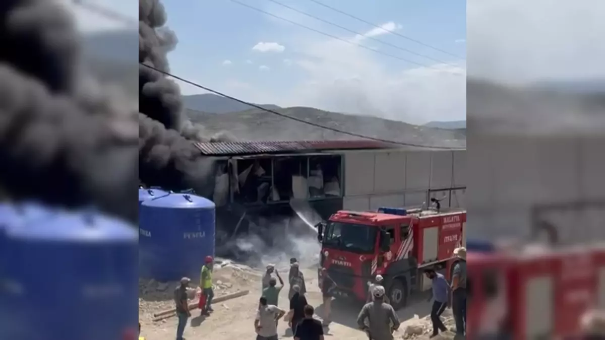 Malatya'da İnşaat Şantiyesinde Yangın: 8 Konteyner Kullanılamaz Hale Geldi