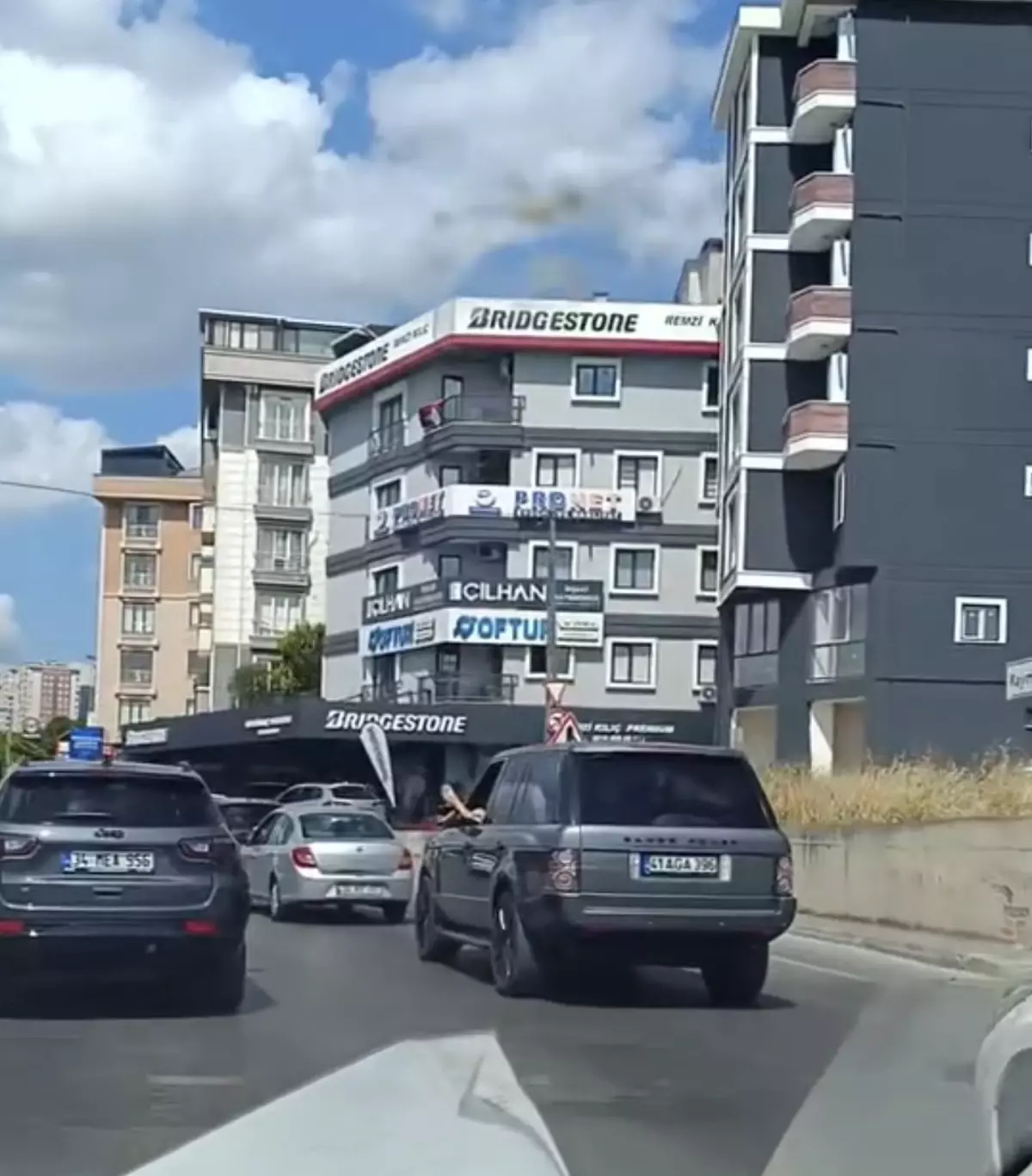 Trafikte Tehlikeli Anlar: Cip Sürücüsü Ayağını Camdan Çıkardı