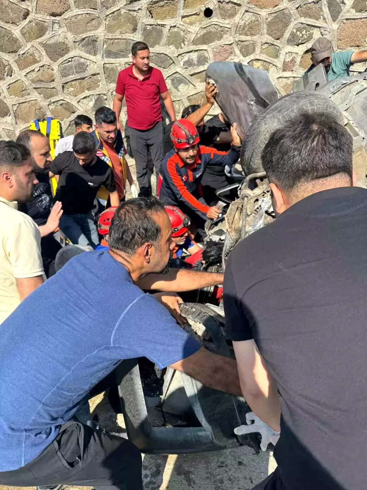 Tunceli'de Kaza: İki Kişi Araçta Sıkıştı