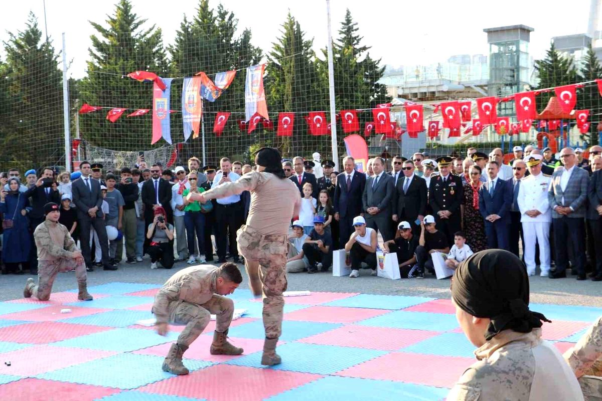 Komandoların gösterisiyle jandarma 186. yılını kutladı