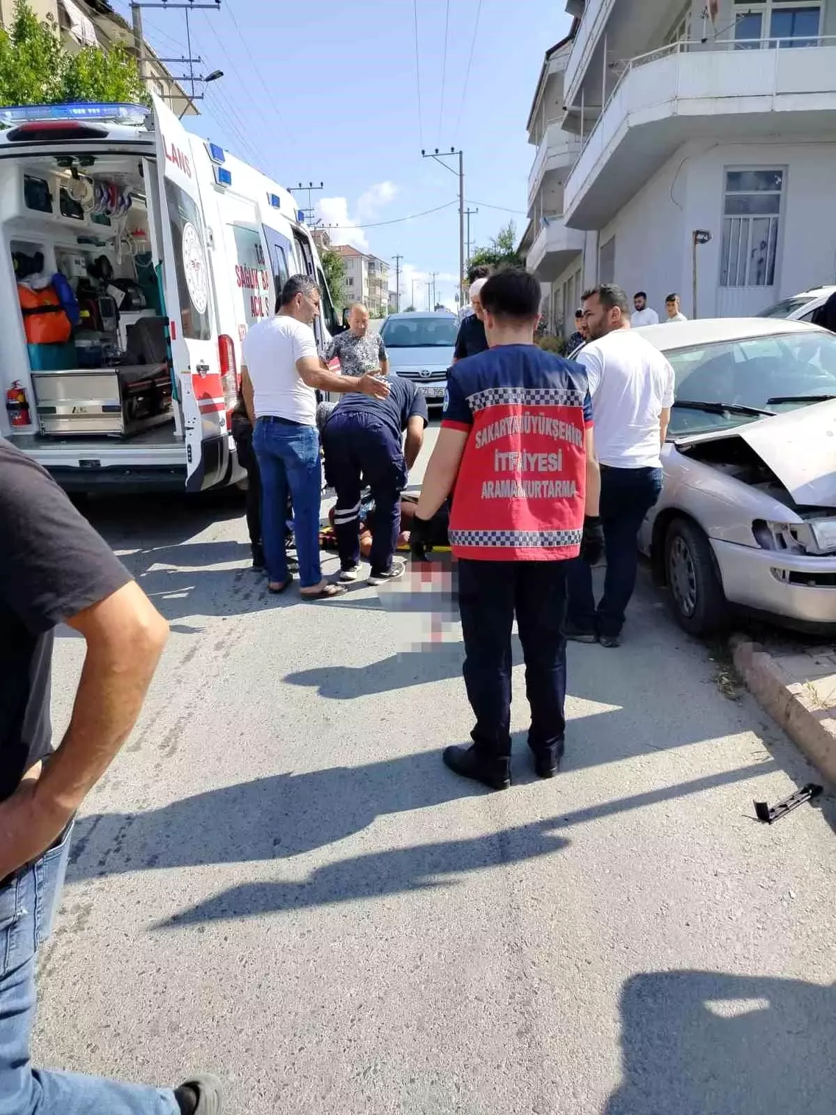 Kaynarca'da Otomobil Elektrik Direğine Çarptı: Sürücü Yaralandı