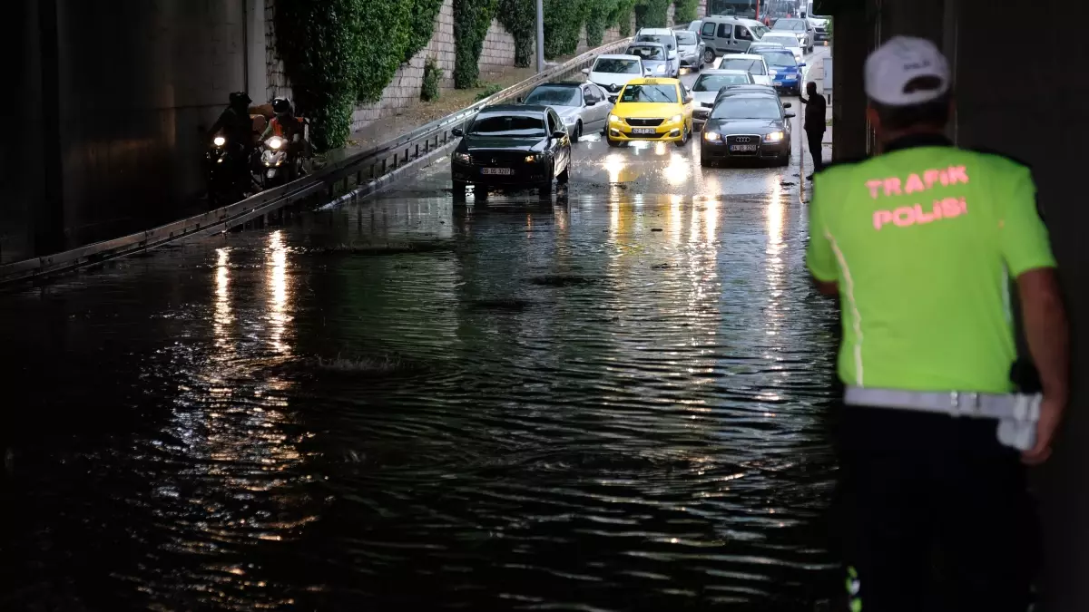 Konya'da Ani Dolu ve Sağanak Yağış Hayatı Olumsuz Etkiledi
