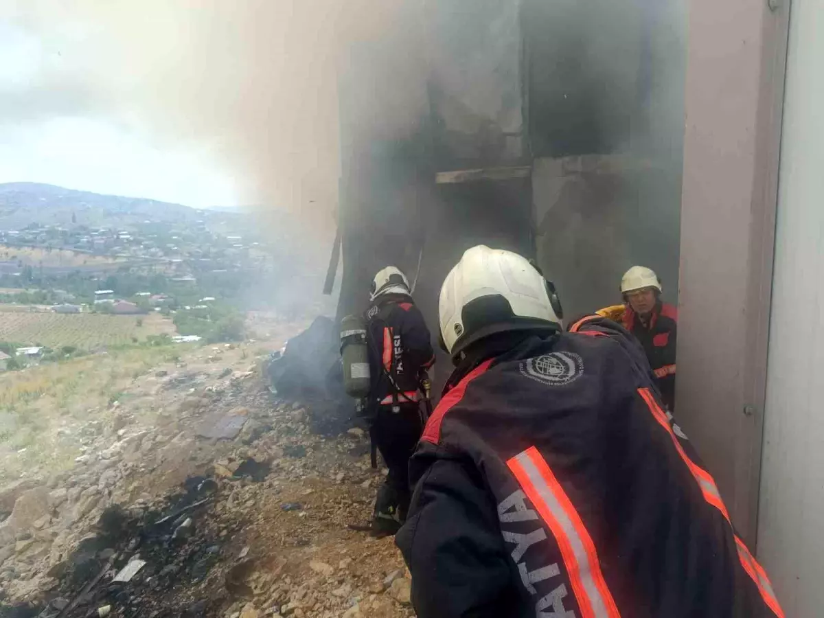 Malatya'da Şantiyede Yangın: Yaralı Yok, Maddi Hasar Var